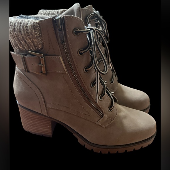 MIA Carolyn Booties! NWT! Size 9.5 WOMENS! Comes with dust bag! - Picture 4 of 5